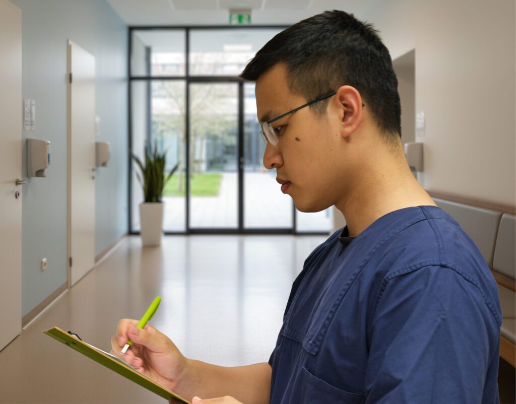 Pfleger mit Klemmbrett