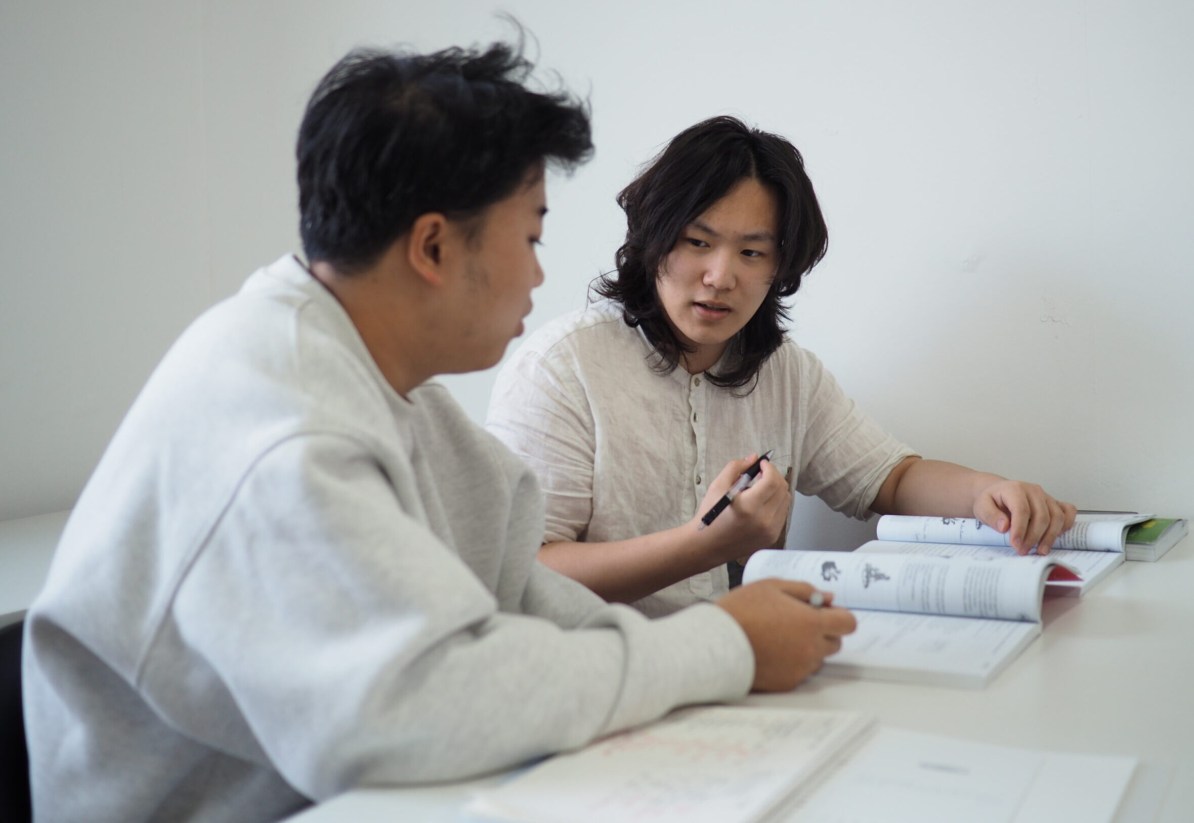 Zwei Chinesen lernen Deutsch